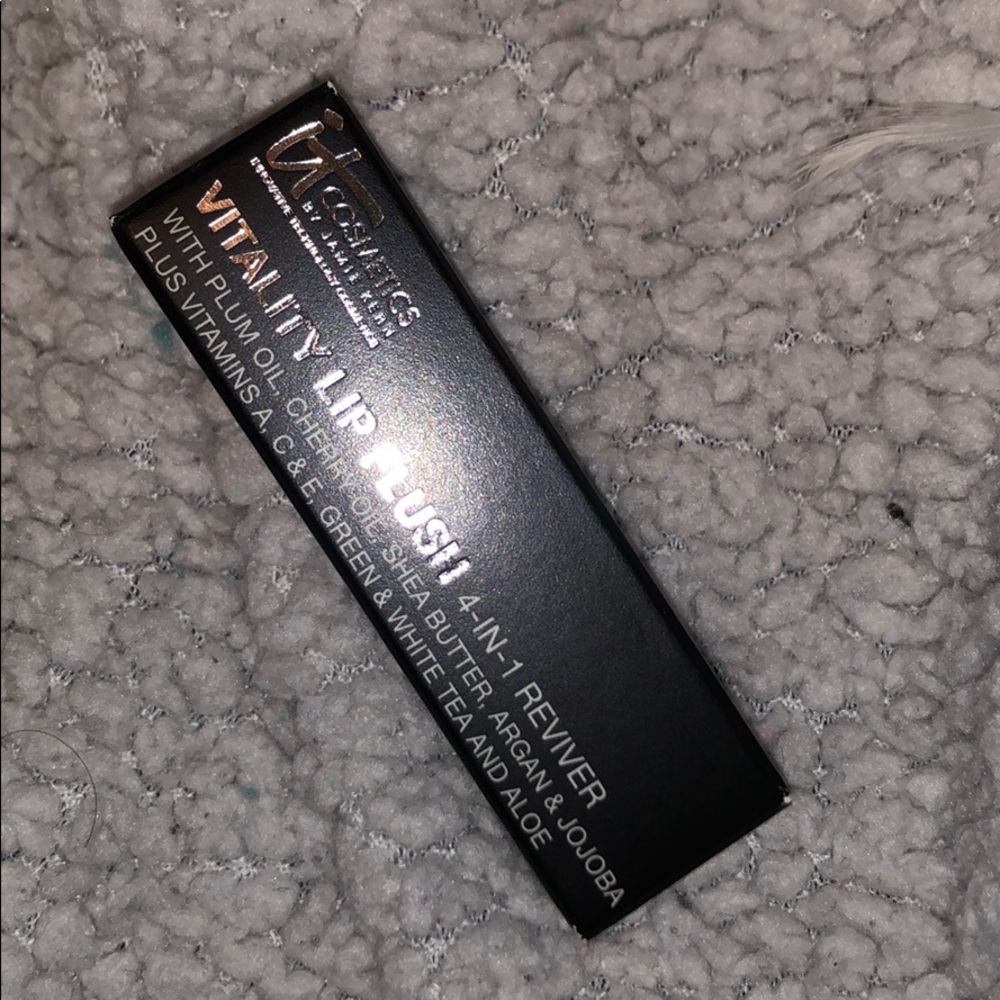 It cosmetics lip plush !